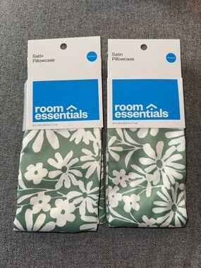 NWT Room Essentials Green and White Floral Satin Pillowcases (2-Pack)